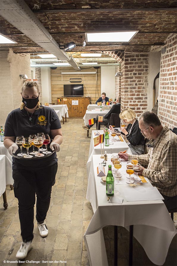 Veiligheidsmaatregelen covid19 - Brussels Beer Challenge - mensen aan tafel